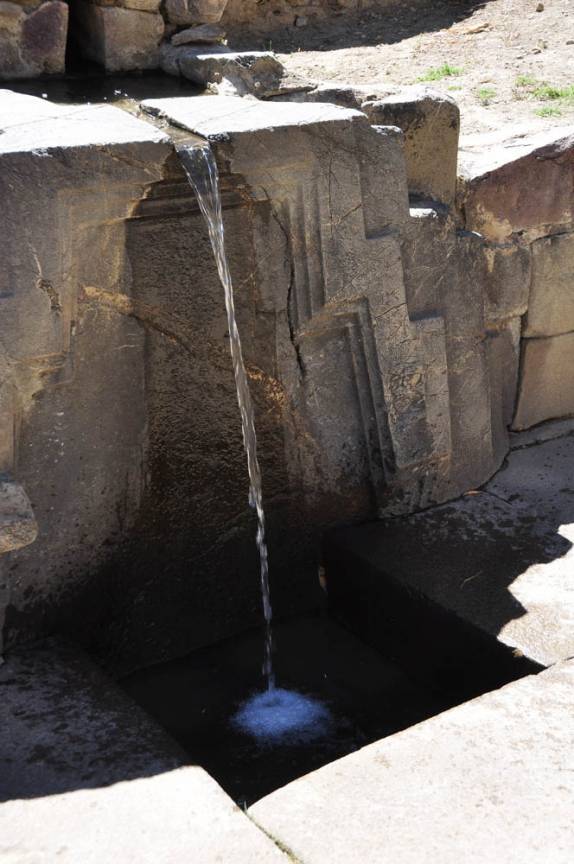 A fonte sagrada de água, nas ruínas de Ollantaytambo, no Valle Sagrado, perto de Cusco, no Peru